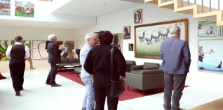 Menschen im ILB-Foyer die sich eine Kunstaustellung ansehen