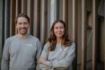 Teamfoto der Gründerin und des Gründers von Nomadi in Sweatshirts mit Logo von nomadi nebeneinander